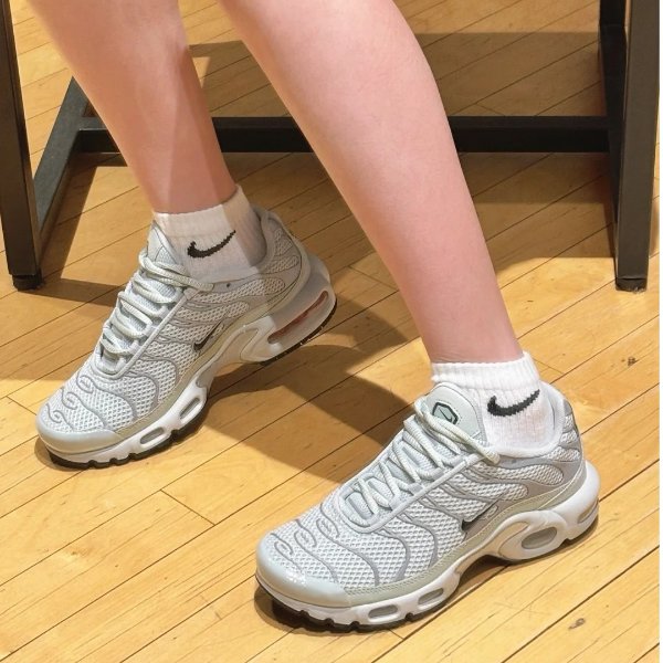 灰色 Air Max Plus 运动鞋

