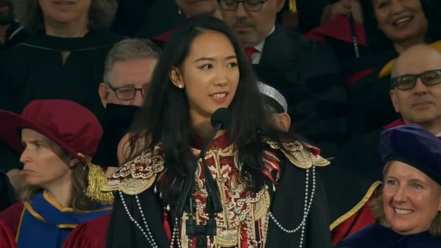 青岛女孩打破哈佛400年历史,成首位站上毕业讲台中国女生!硬刚特朗普政策火爆全网!