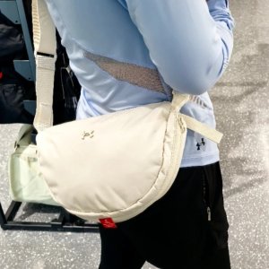 $60包邮Under Armour Studio Luna 好好看的半月包啊 5.5升超能装