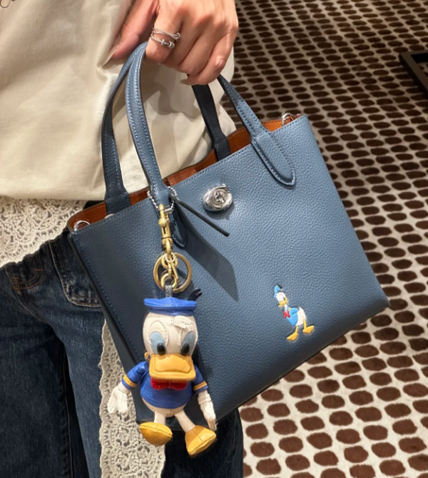 Coach＊ディズニーコラボトートバッグ＊Willow Tote Bag COACH® | Disney X Coach Willow Tote Bag 24 With Minnie Mouse