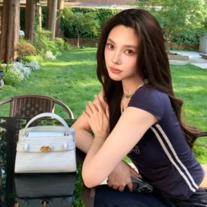 Charles & Keith 季末大促 | 颜高价香 小鸡黄马鞍包$76