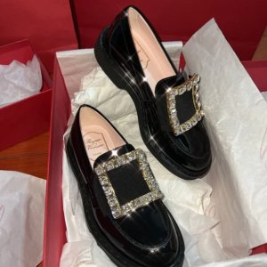 Roger Vivier 仙女鞋开抢 | 踩上就是法式名媛感 蛋卷芭蕾鞋$426