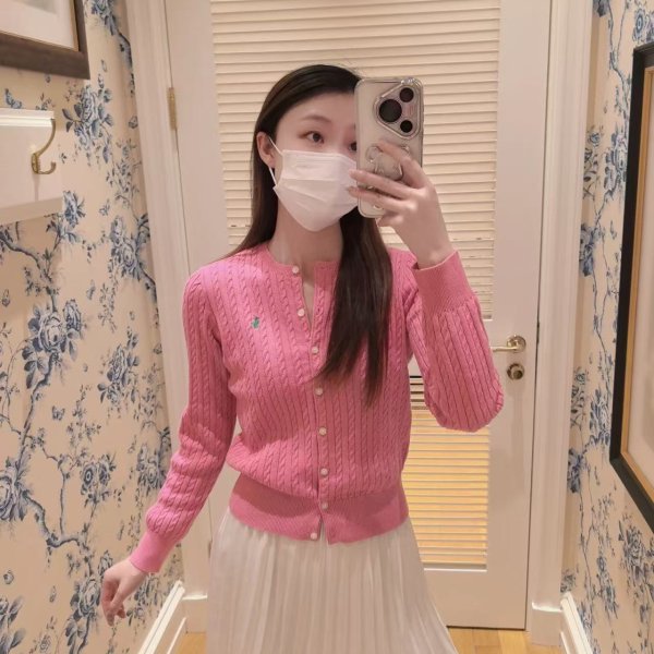 粉色针织衫
