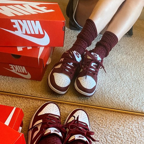 大童勃艮第酒红色和白色 Dunk Low 运动鞋

