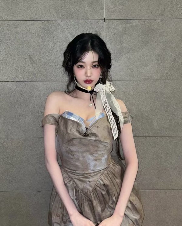 Capsule Brown Sunday 露肩连衣裙