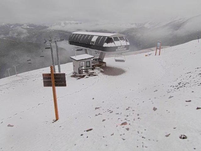 大家还在经历酷暑，班夫国家公园阳光...