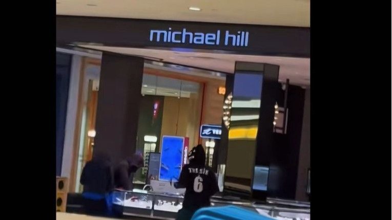 Markville购物中心上演“劫匪大片”!珠宝店橱窗玻璃碎一地,网友吓傻!