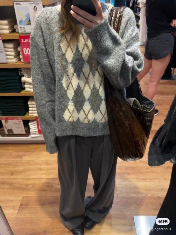  针织菱格圆领毛衣