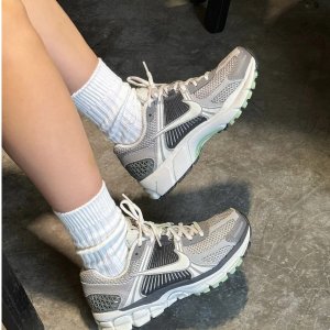 降价：Nike Vomero 5 巨火运动鞋$65