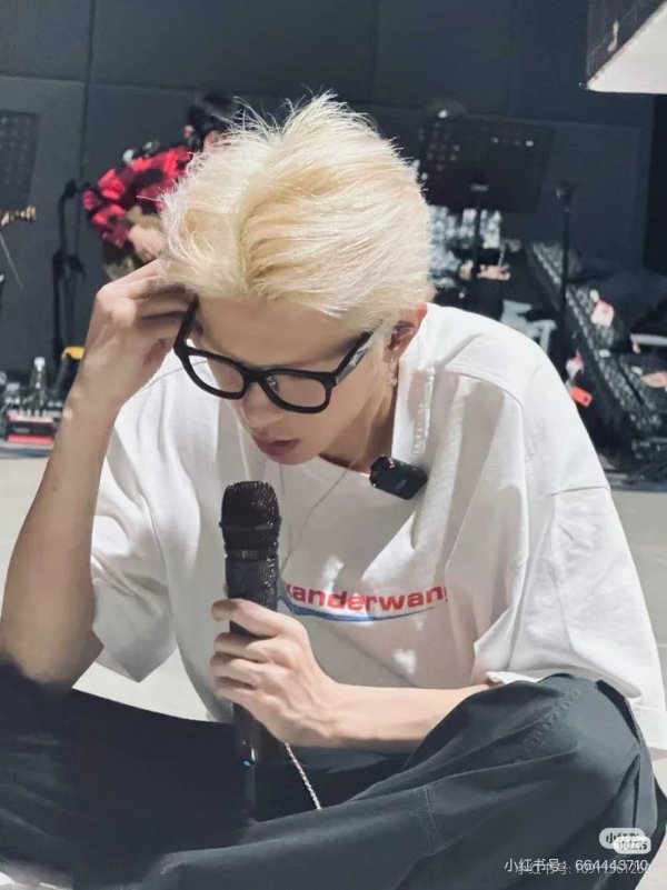 Star 白色图案T恤