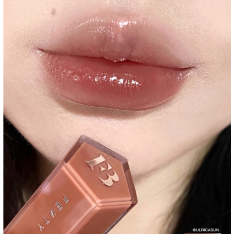 星辰蜜光润养唇膏