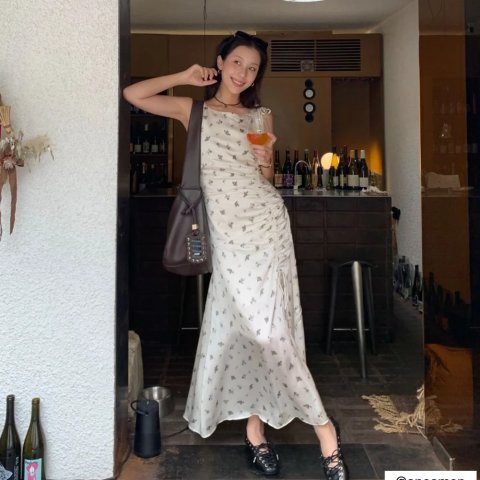 Gathered 花卉印花缎面连衣裙