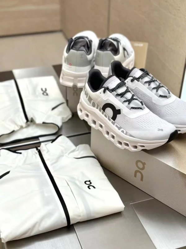On Cloudmonster 灰白色运动鞋