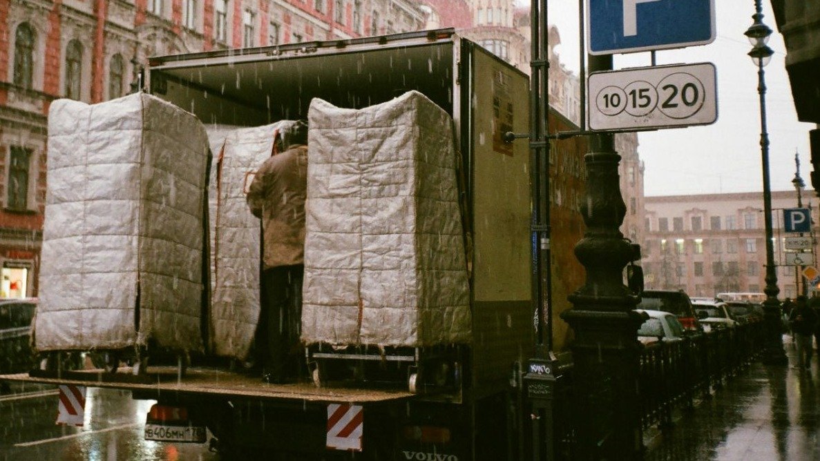 “不退不换自己卖二手”？加拿大房主2万从中国海运家具，货不对版却维权无路！