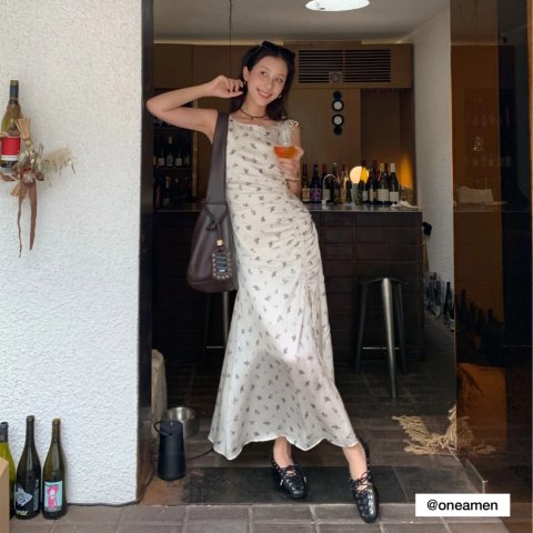 缎面褶皱连衣裙