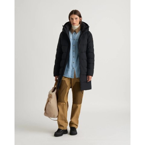 黑色长款羽绒服