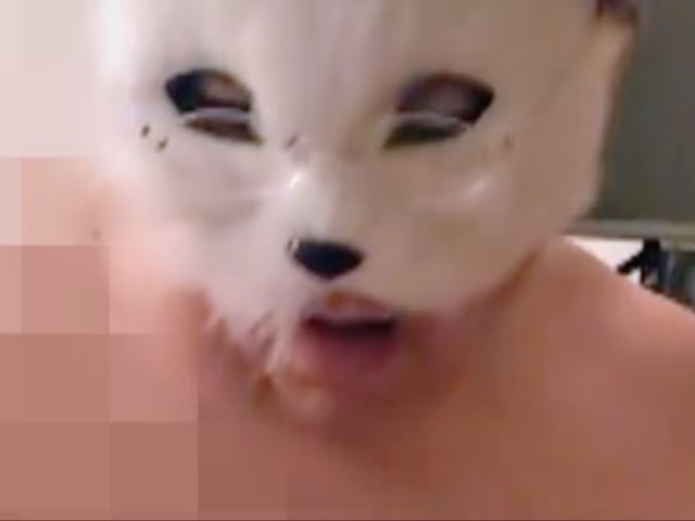 记者卧底钓出蒙面变态，秘密给自己的...