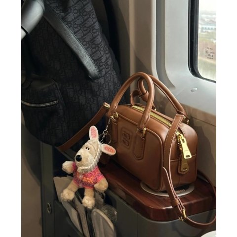 Miu Miu加拿大官$4100Arcadie 拉链托特包