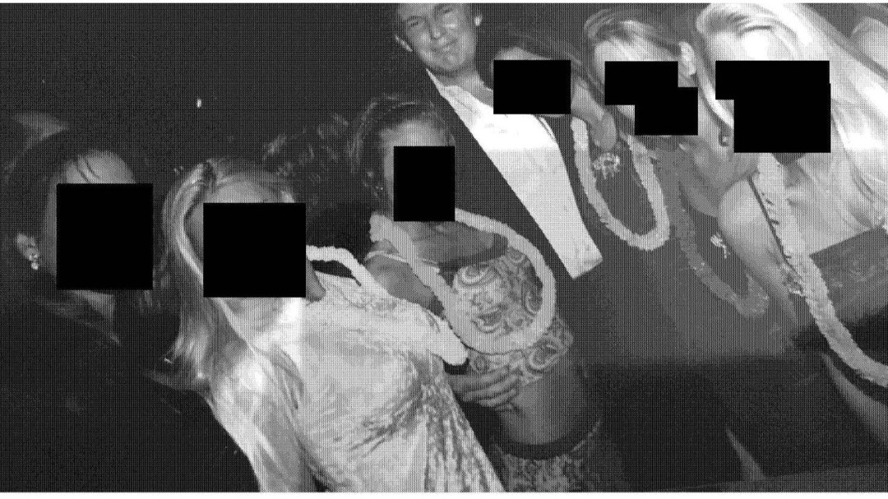 权贵丑闻再起！爱泼斯坦遗产新照曝光，特朗普、比尔盖茨、克林顿、班农全出镜了！