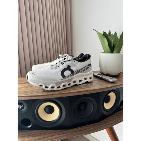 On Cloudmonster 白色运动鞋