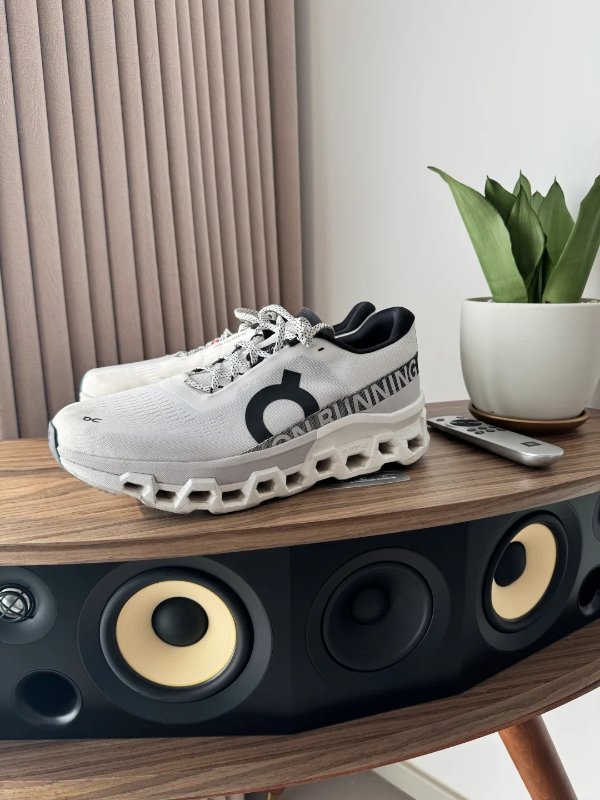 On Cloudmonster 白色运动鞋