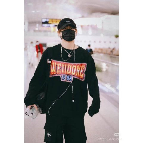 黑色圆领套头衫