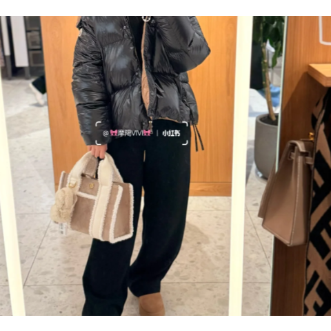 Lululemon图片来源xhs@摩羯VIVIBoxy Mini 手提包 4.5L