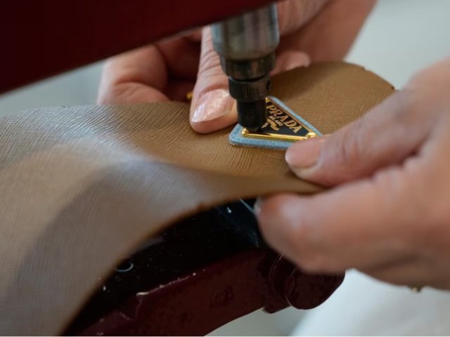 Prada以14亿美元收购Vers...