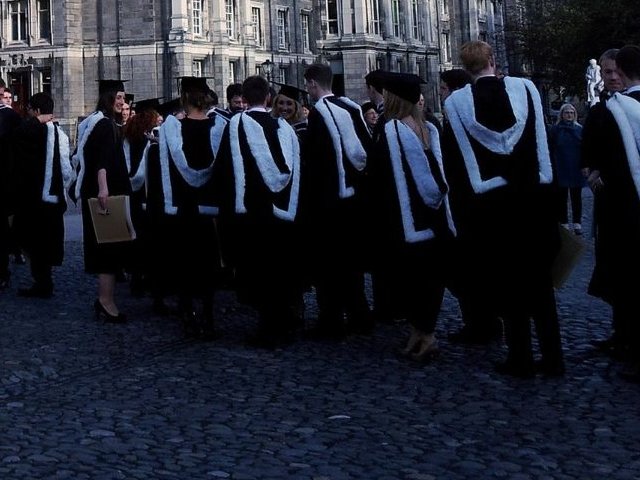 留学生狂喜！2025加拿大本科签证...