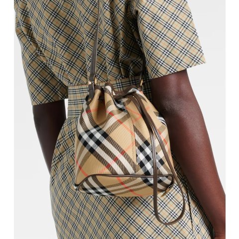 Burberry格纹水桶包