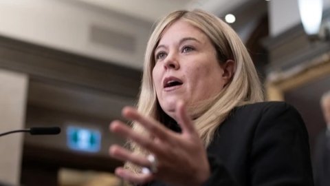 离谱！13岁少女两次怀孕，47岁强奸犯却因"怕被遣返"被轻判？此举激怒国会议员!