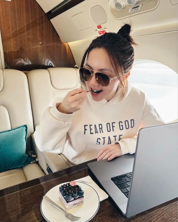 White 长袖连帽衫