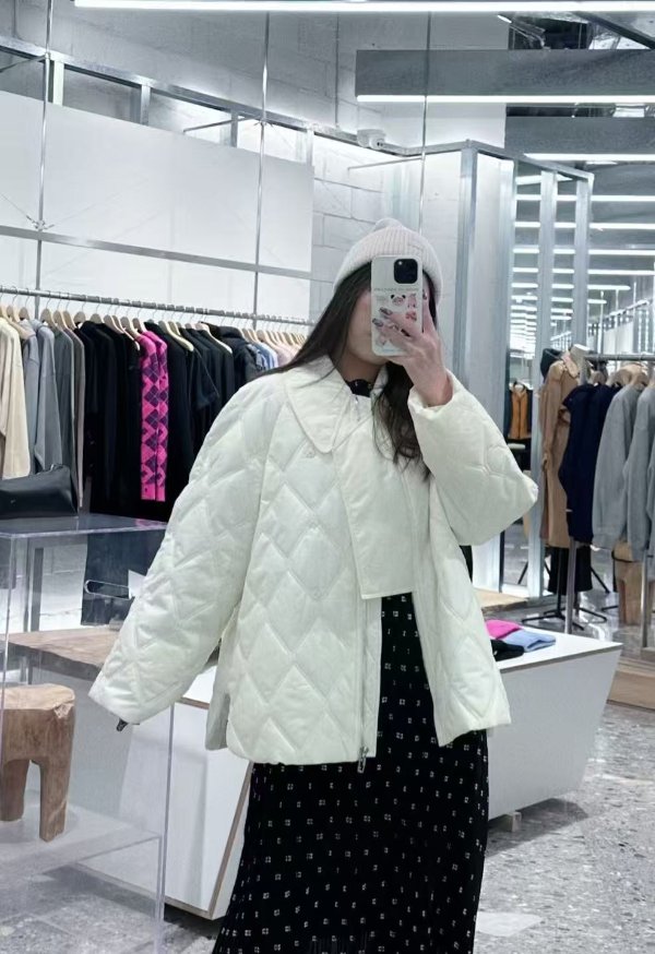 灰白色绗缝夹克