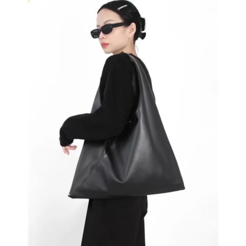 Black Mini 三角托特包