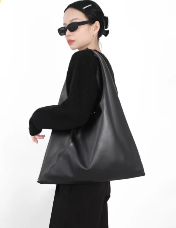 Black Mini 三角托特包