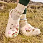 都在抢！Crocs 花朵洞洞鞋 凑单不用愁！