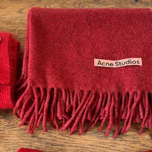 Tie-Dye 标志补丁围巾