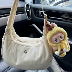 Lululemon白色难得参加折扣！City Essentials 腋下包