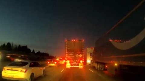 惊魂！401高速惊现“路怒枪击”，红色现代车身中弹，所幸无人受伤！