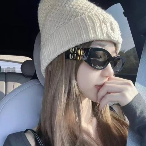 Miu Miu 矩形太阳镜