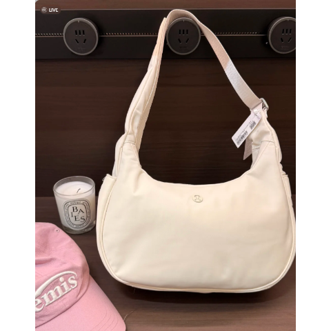Lululemon连肩带都奶呼呼~City Essentials 单肩包 4L 提花