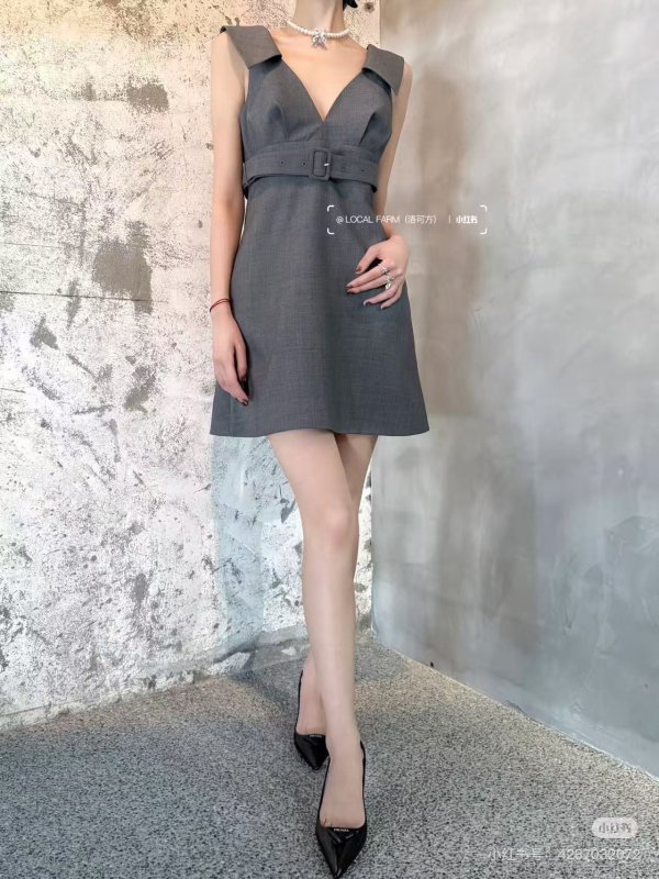 A-Line 灰色翻领连衣裙