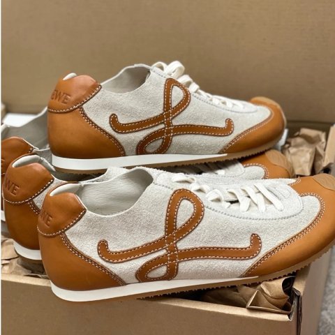 Loewe加拿大官$1630Loewe 圆头系带运动鞋
