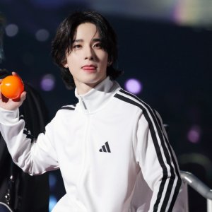 爱豆同款男款三条杠夹克