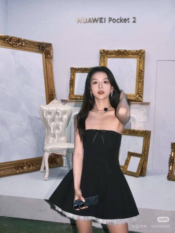 Black 无肩短款蓬松连衣裙