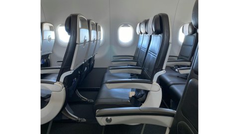 西捷“缩座位”计划翻车😂！乘客骂声一片，航司又决定把腿部空间还回来！