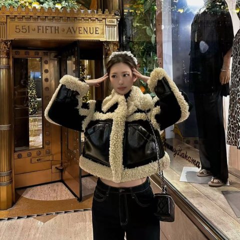 Stand Studio图源来自与@iiRenie/xhsBlack Mary 仿羊羔绒羽绒外套