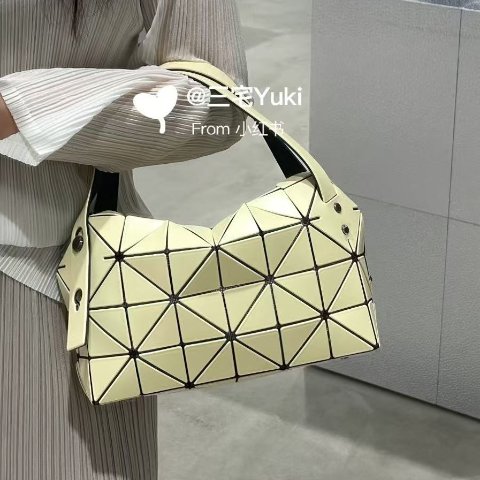 Bao Bao Issey MiyakeOff-White Mini Boston包