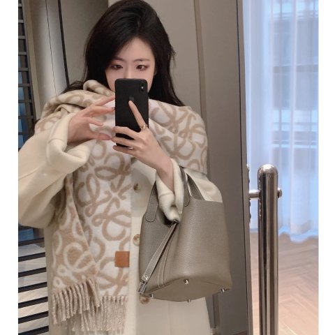 Loewe加拿大官$900Anagram 流苏围巾