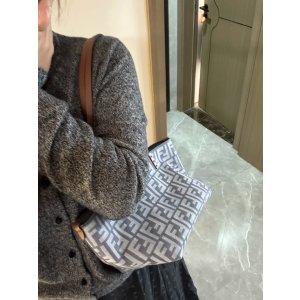 Fendi容量大能放笔记本ROLL 大号便携袋